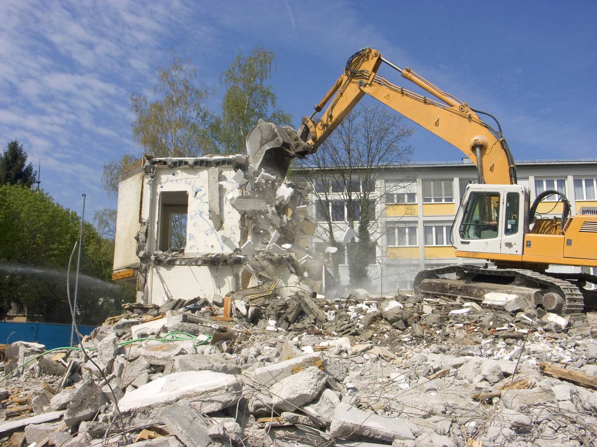 Abrissarbeiten mit Bagger in Schwerin