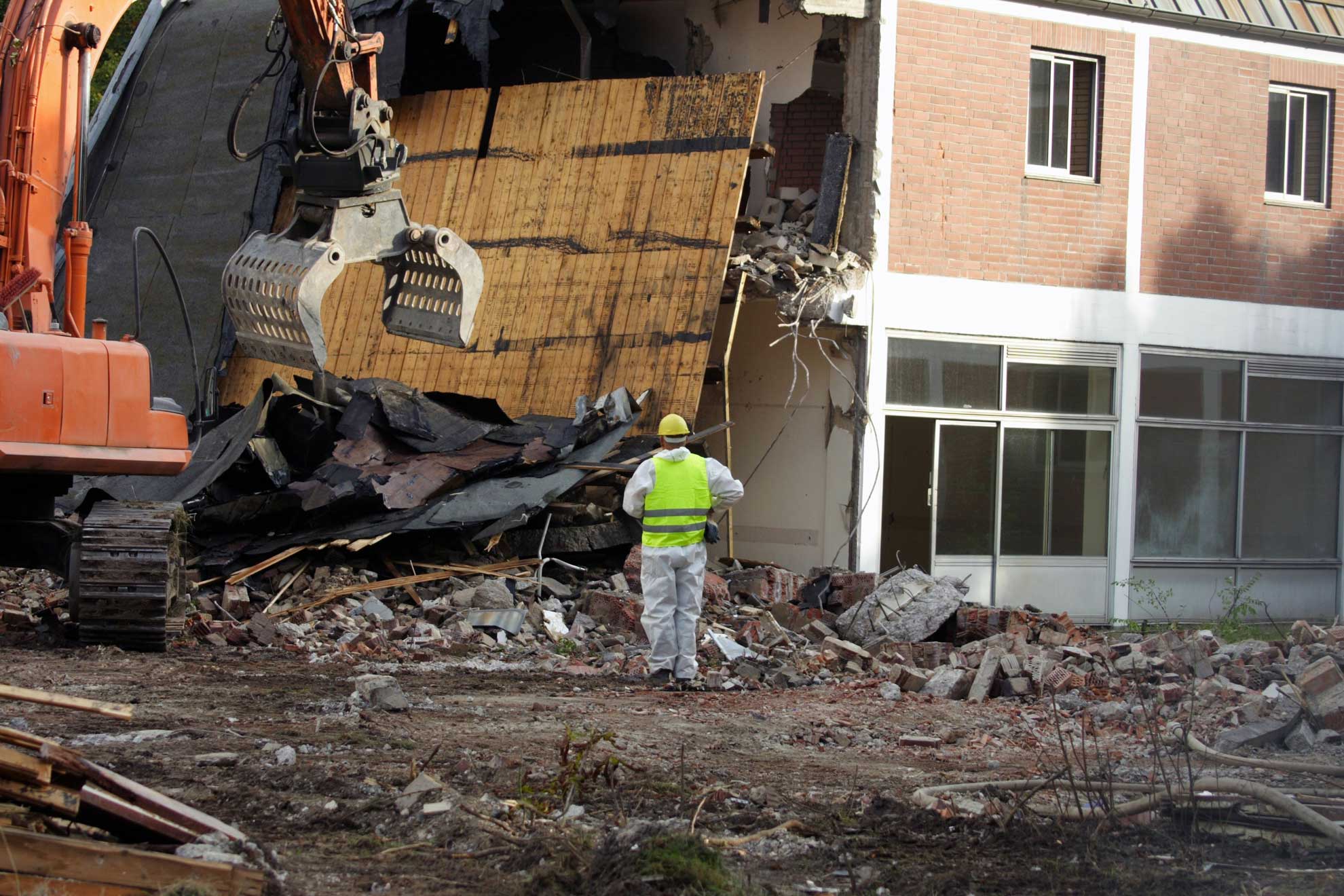 Abriss eines Gebäudekomplexes mit Bagger in Schwerin