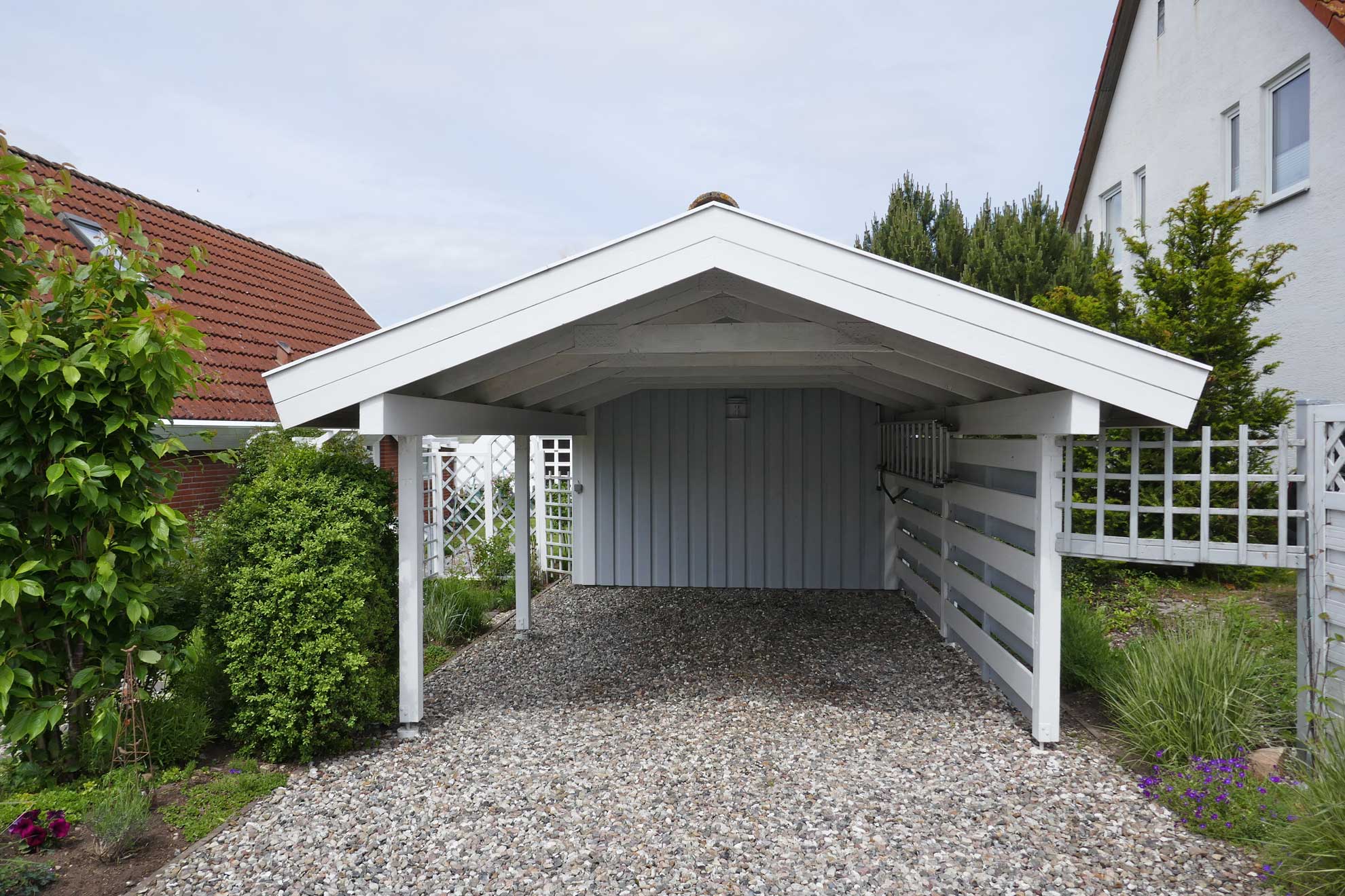 Weißes Carport aus Holz in Schwerin