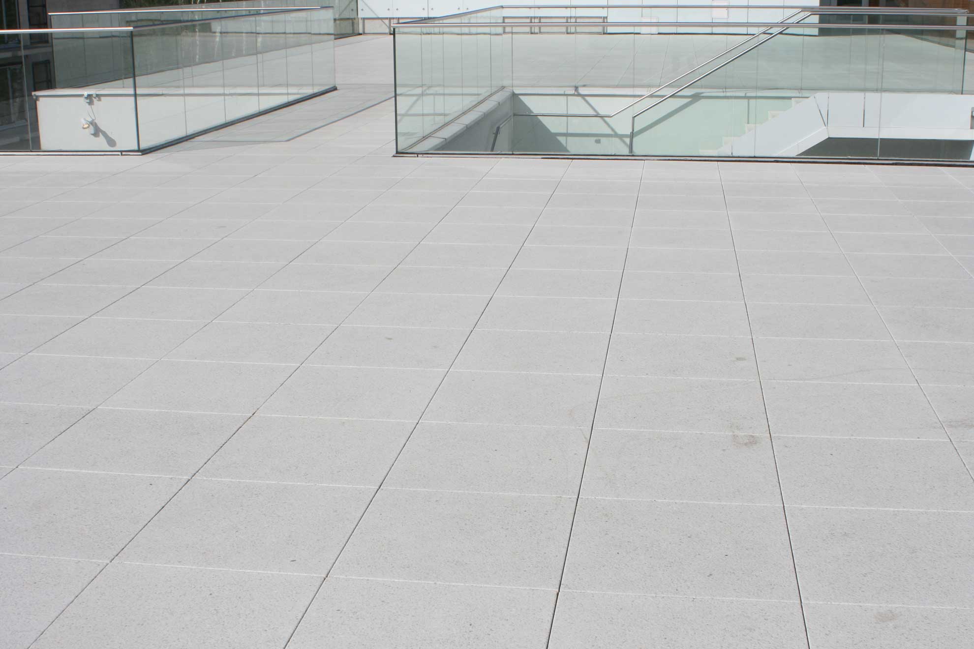 Gepflasterte Dachterrasse in Schwerin
