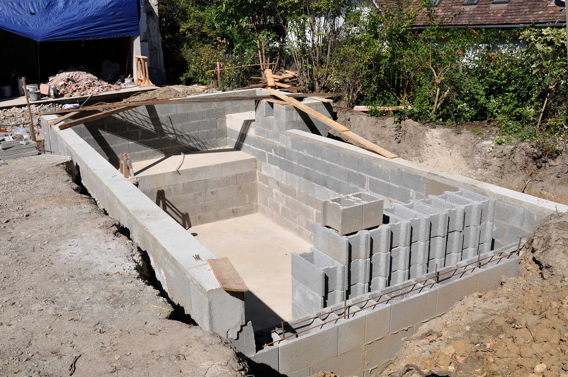 Grube beim Bau eines Naturpools