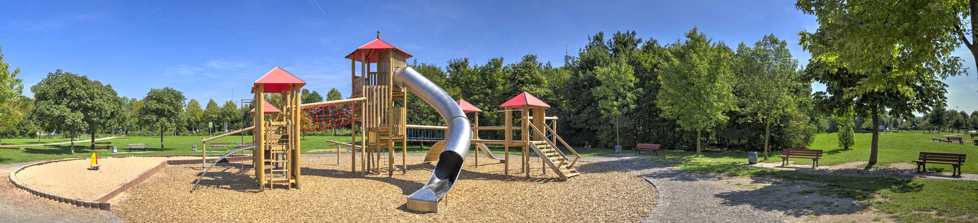 Großer Spielplatz mit Rutsche