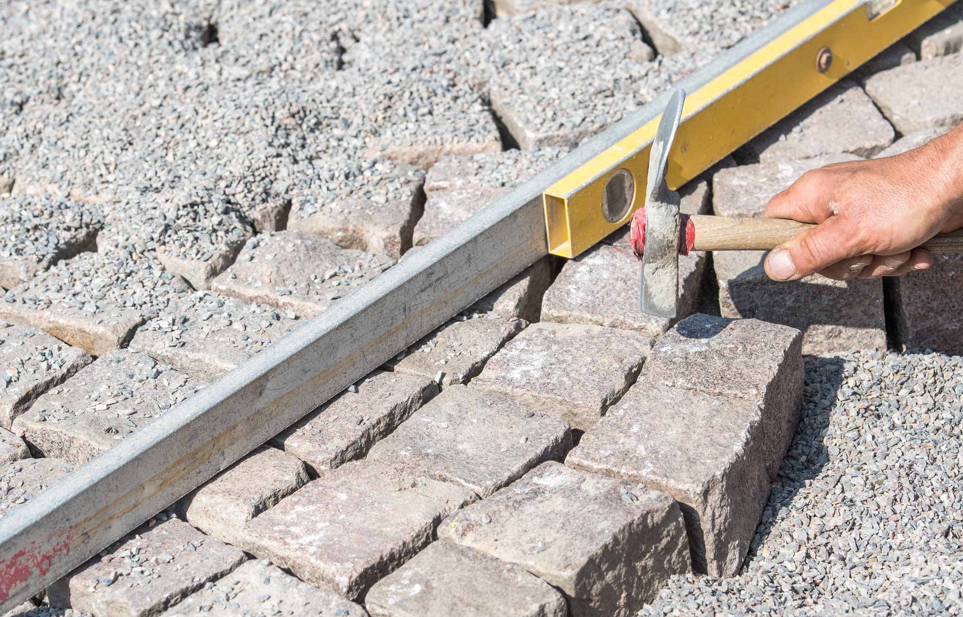 Wegebau mit Werkzeug in Schwerin